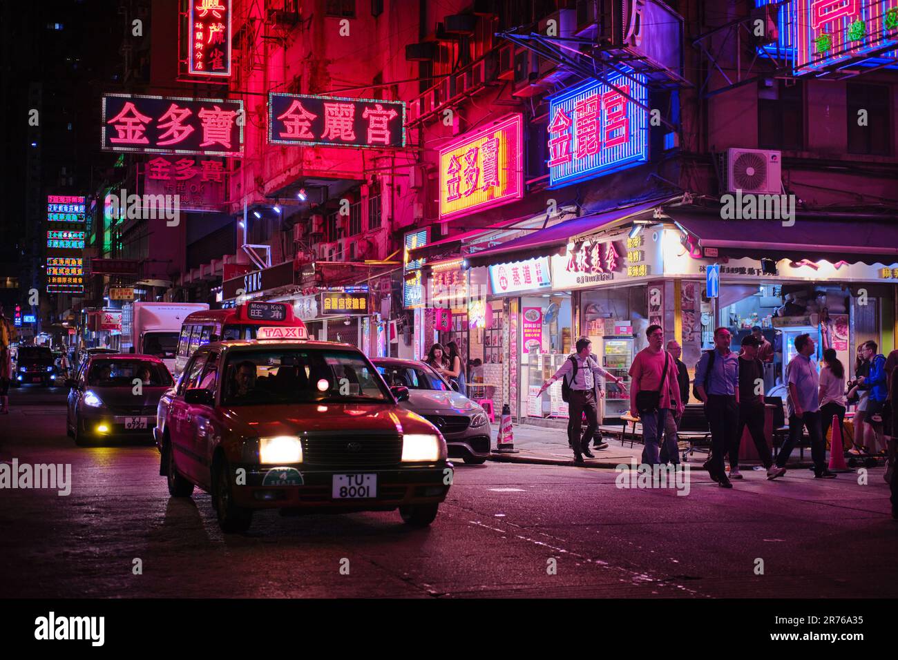 Mong Kok, Hong Kong - Aprile 12 2023: Un Taxi tradizionale rosso e colorati segnali luminosi al neon Foto Stock