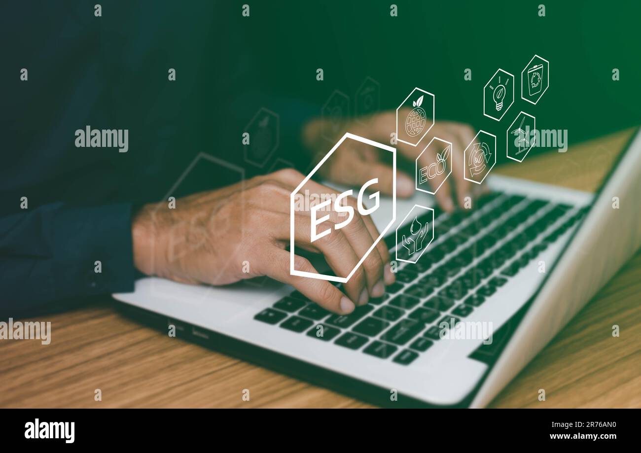 ESG ambiente governance sociale investimento concetto di business. Le donne utilizzano un computer per analizzare ESG, circondato da icone ESG .vicino al computer scr Foto Stock