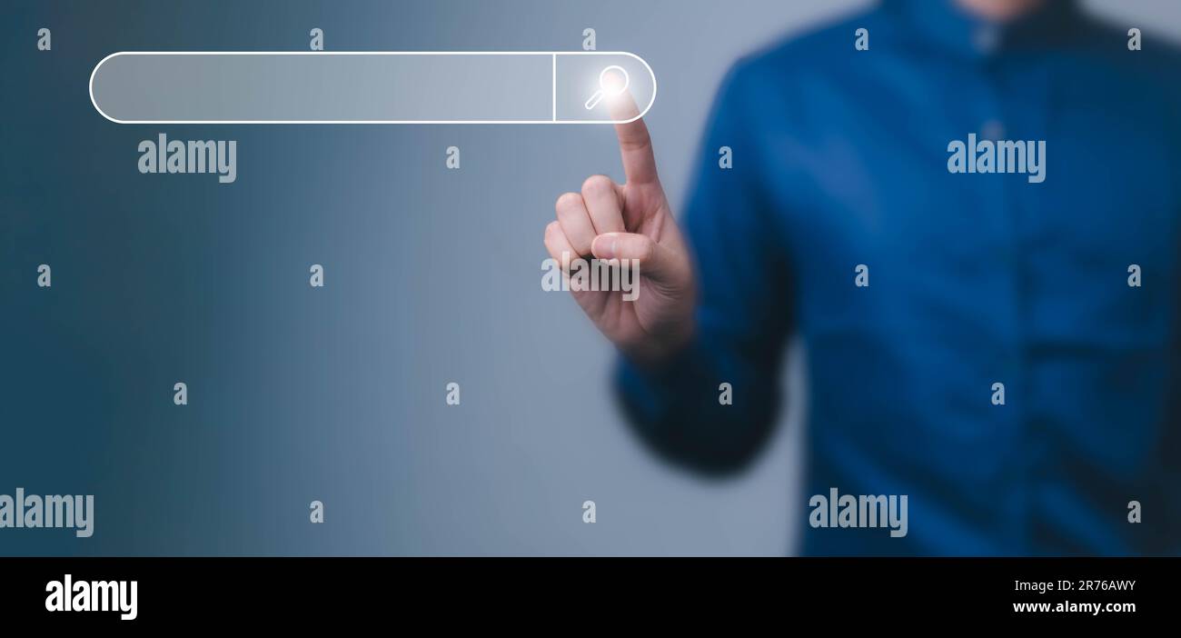 Ottimizzazione dei motori di ricerca, SEO, Ricerca di navigazione Internet dati informazioni concetto di rete, uomo d'affari uso smartphone per trovare i dati su networki Foto Stock