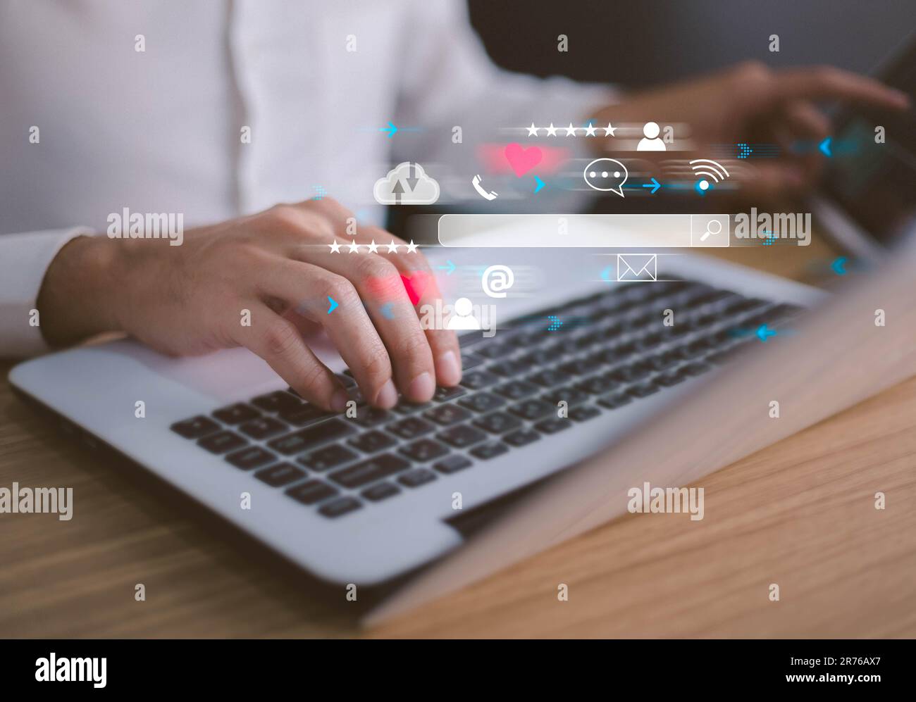 Ottimizzazione dei motori di ricerca, SEO, Ricerca di navigazione Internet dati informazioni concetto di rete, uomo d'affari uso smartphone per trovare i dati su networki Foto Stock