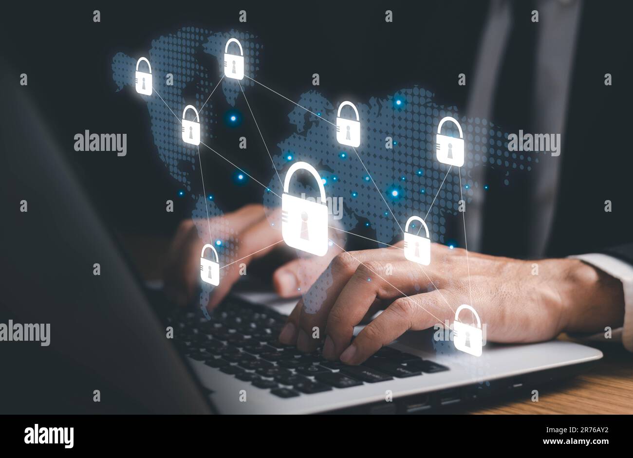 Sicurezza informatica e protezione della rete, concetto di chiave privata, giovane uomo che utilizza un notebook con icona a forma di lucchetto per le aziende e Internet. Foto Stock