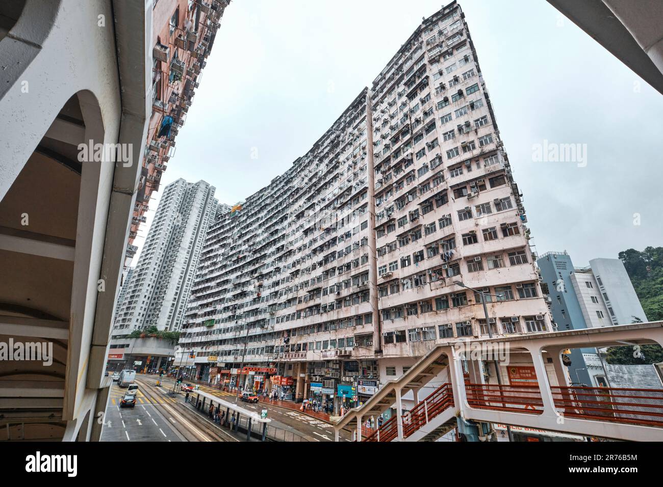 Carry Bay, Hong Kong - Aprile 2023: Edificio 'Yik Cheong', conosciuto anche come Monster Building, che è densamente popolato alloggi Foto Stock