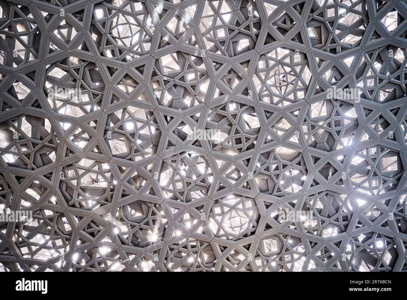 Particolare del soffitto a rete. Louvre Abu Dhabi, Abu Dhabi, Emirati Arabi Uniti. Architetto: Jean Nouvel, 2017. Foto Stock