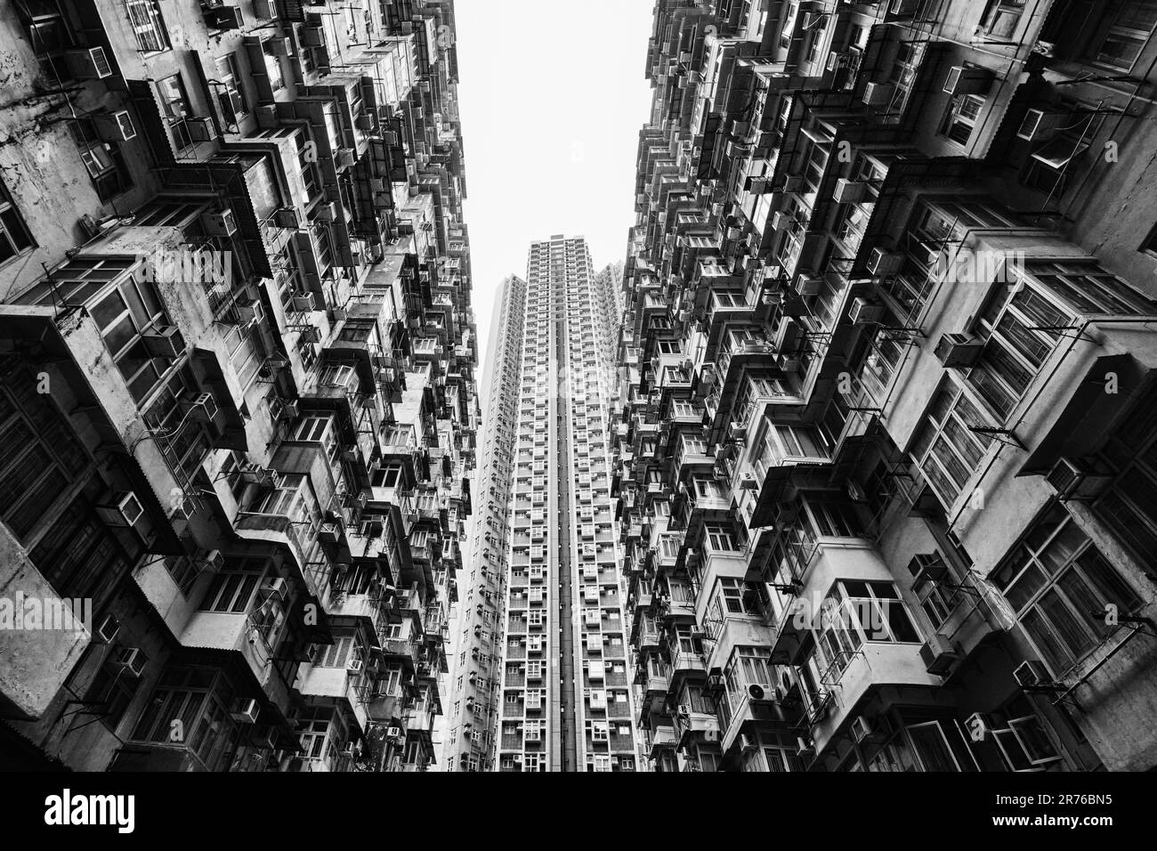 Carry Bay, Hong Kong - Aprile 2023: Edificio 'Yik Cheong', conosciuto anche come Monster Building, che è densamente popolato alloggi Foto Stock