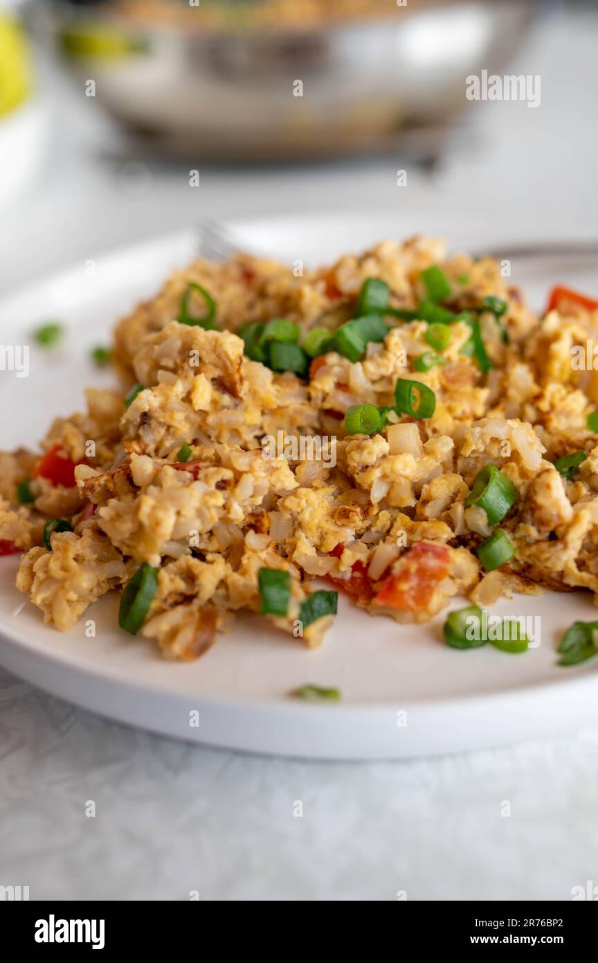 Riso fritto con uova strapazzate e verdure. Cucinato con grano intero o riso integrale. Foto Stock