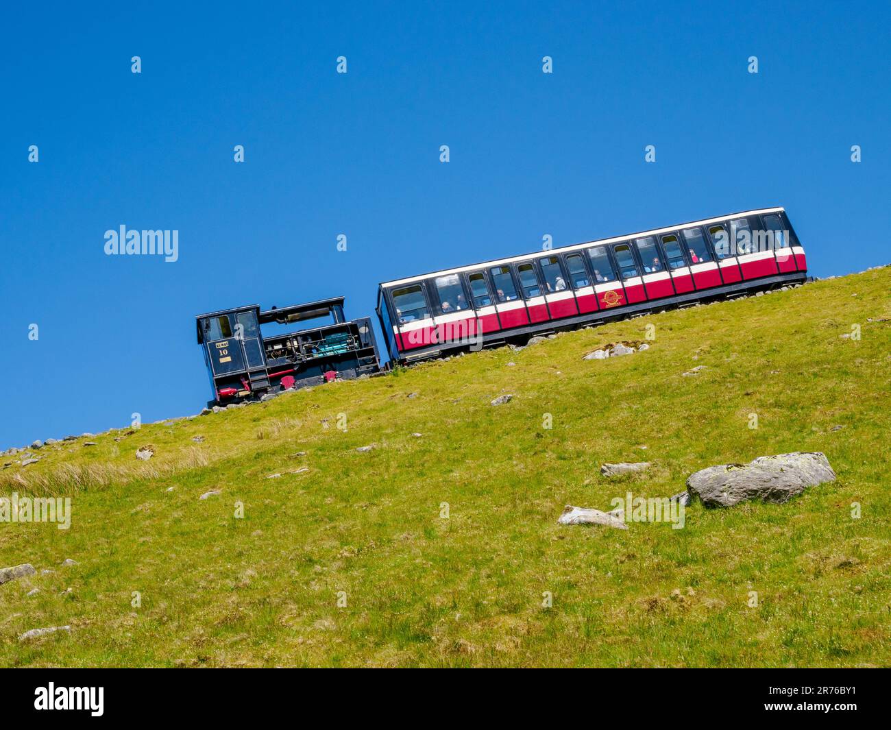 Snowdon Mountain Railway una funicolare a carrozza singola che porta scalatori e turisti da Llanberis alla vetta dell'Yr Wyddfa Snowdonia Wales UK Foto Stock