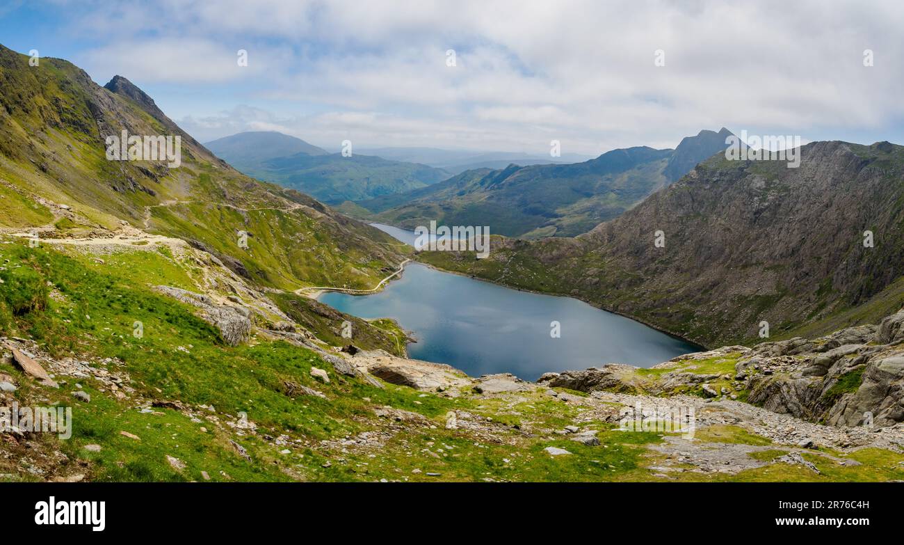Vista panoramica delle "braccia" di Snowdon Horseshoe con Crib Goch e Y Lliwedd che racchiudono il lago Glaslyn sul Yr Wyddfa Snowdonia National Park Galles Regno Unito Foto Stock