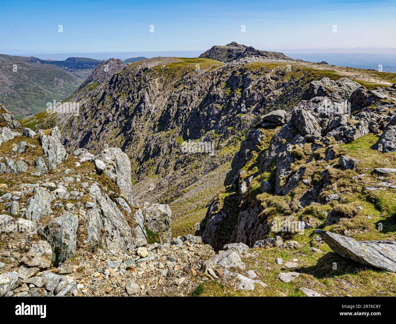 Vertice di Glyder Fach e Tryfan dall'orlo di Cwm Cneifion il Nameless Cwm a Snowdonia Eryri, Galles del Nord, Regno Unito Foto Stock