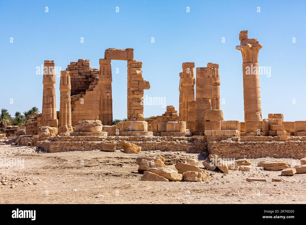 particolare delle enormi colonne di arenaria del tempio di amun a soleb in sudan Foto Stock