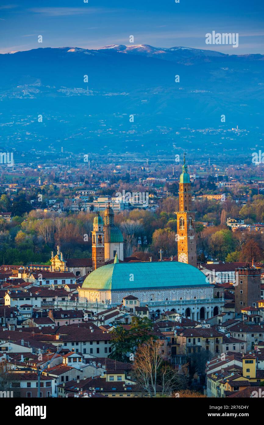 Panorama della città con le Alpi sullo sfondo, Vicenza, Veneto, Italia Foto Stock
