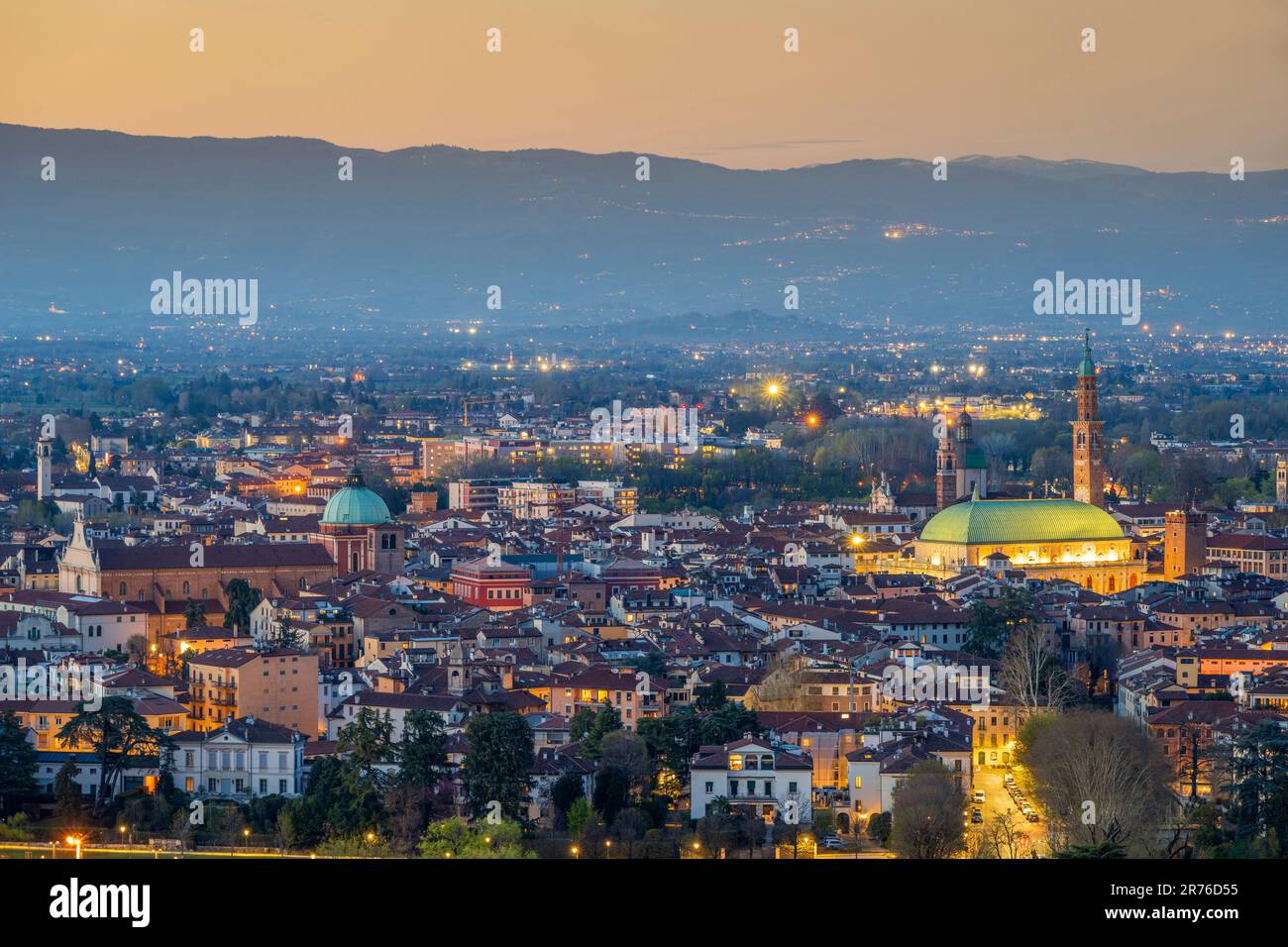 Skyline panoramico della città al tramonto con le Alpi sullo sfondo, Vicenza, Veneto, Italia Foto Stock
