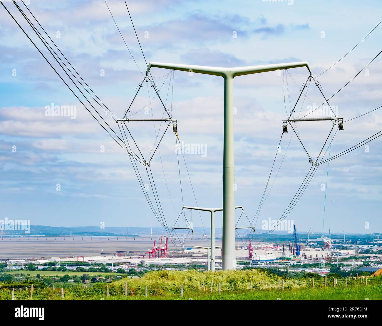 I nuovi tralicci T installati da National Grid che forniscono elettricità da Hinkley Point ad Avonmouth, nel Somerset, Regno Unito Foto Stock
