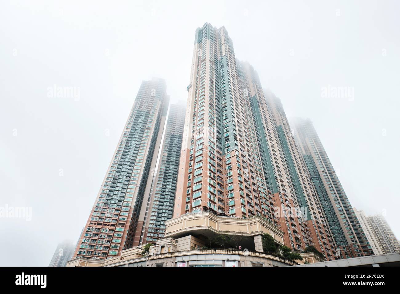 Hong Kong, Cina - Aprile 2023: Alti edifici e area residenziale nel quartiere 'Tseung Kwan o' Foto Stock