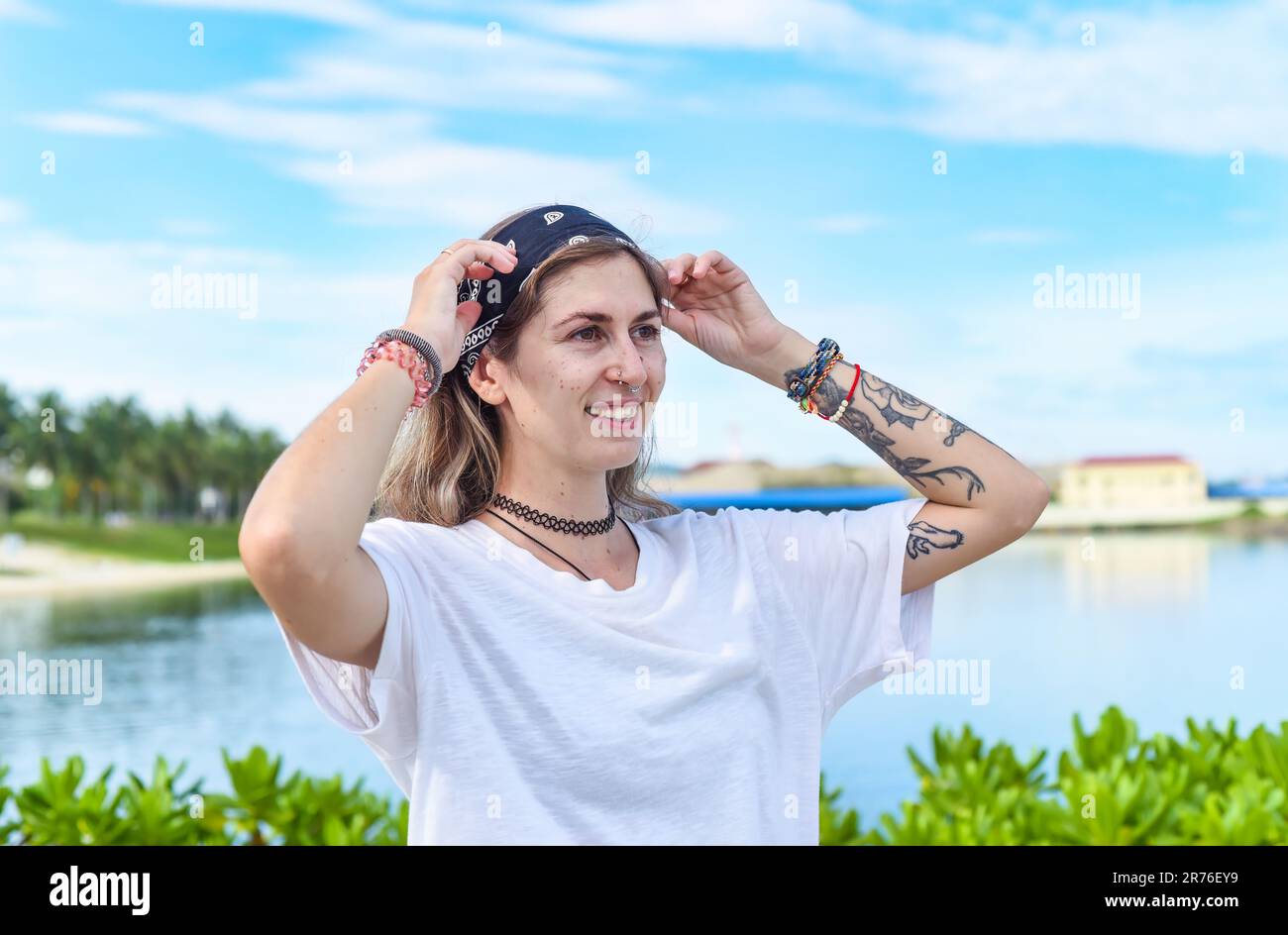 Ritratto di bella donna con i capelli rosa guardando lateralmente Foto Stock