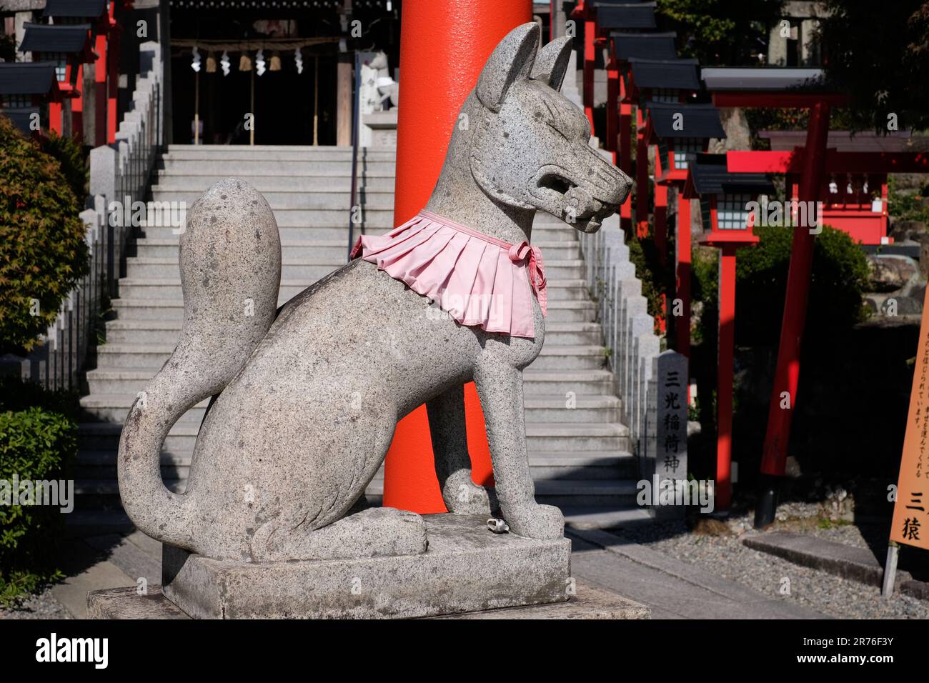 Una maestosa statua di gatto sui terreni del Castello Nazionale del Tesoro della Citta' di Inuyama in Giappone Foto Stock