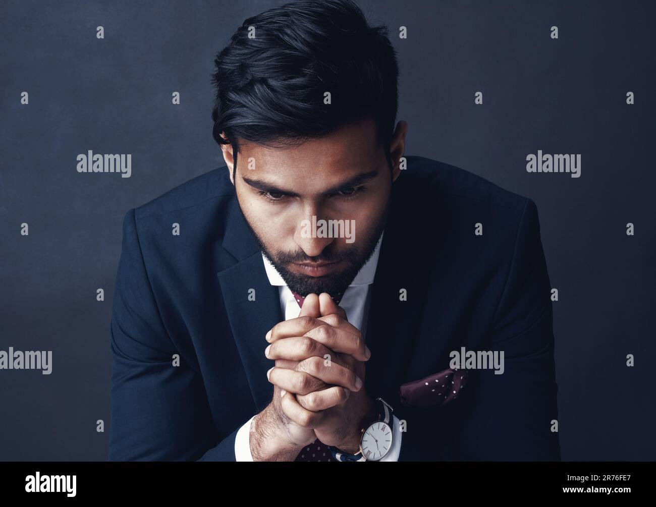 La paura del fallimento può essere il fallimento di per sé. Studio shot di un uomo d'affari che guarda preoccupato contro uno sfondo grigio. Foto Stock