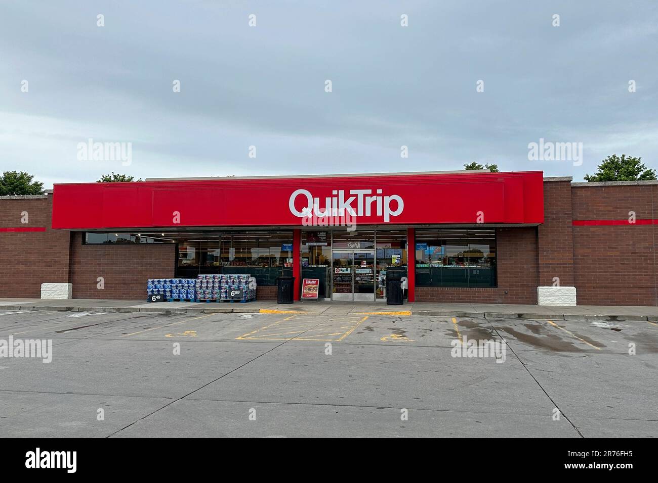 Olathe, Kansas - 9 giugno 2023: QuikTrip sulla 169 Hwy a Olathe, Kansas Foto Stock