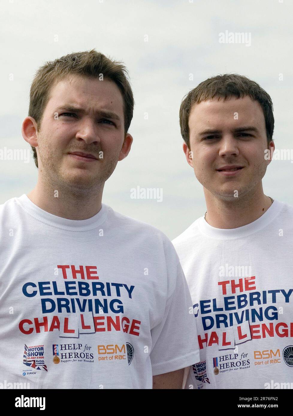 Gli attori di Hollyoaks Matt Littler e Darren Jeffries al motor Show celebrity Driving Challenge di londra Foto Stock