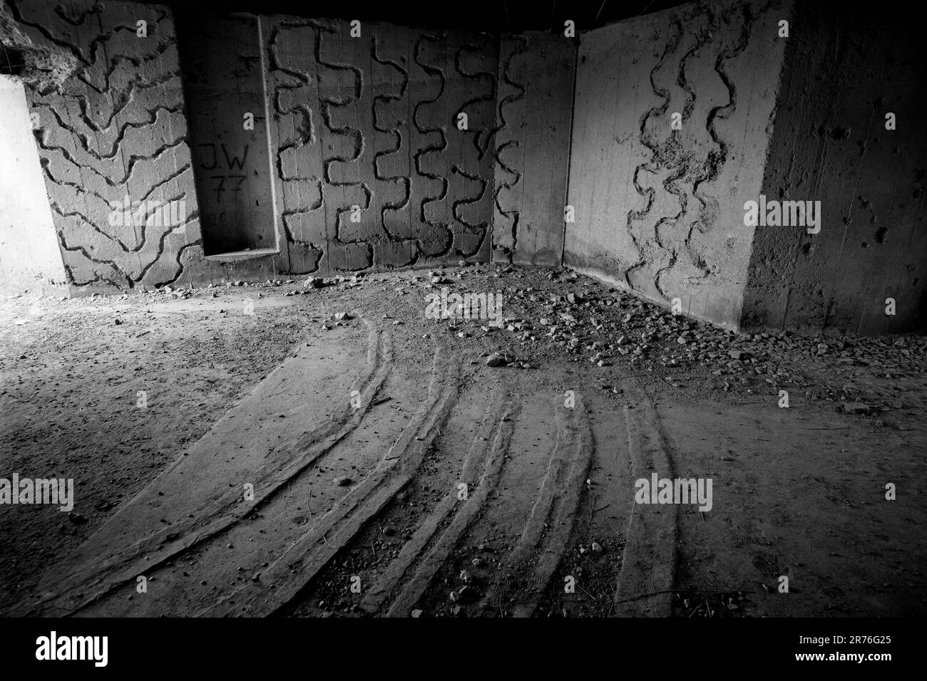 Omaha Beach Normandia Francia Giugno 2023 Atlantic Wall Gun Casements sopra l'estremità orientale di Omaha Beach. Omaha Beach era una delle cinque setta di atterraggio della spiaggia Foto Stock