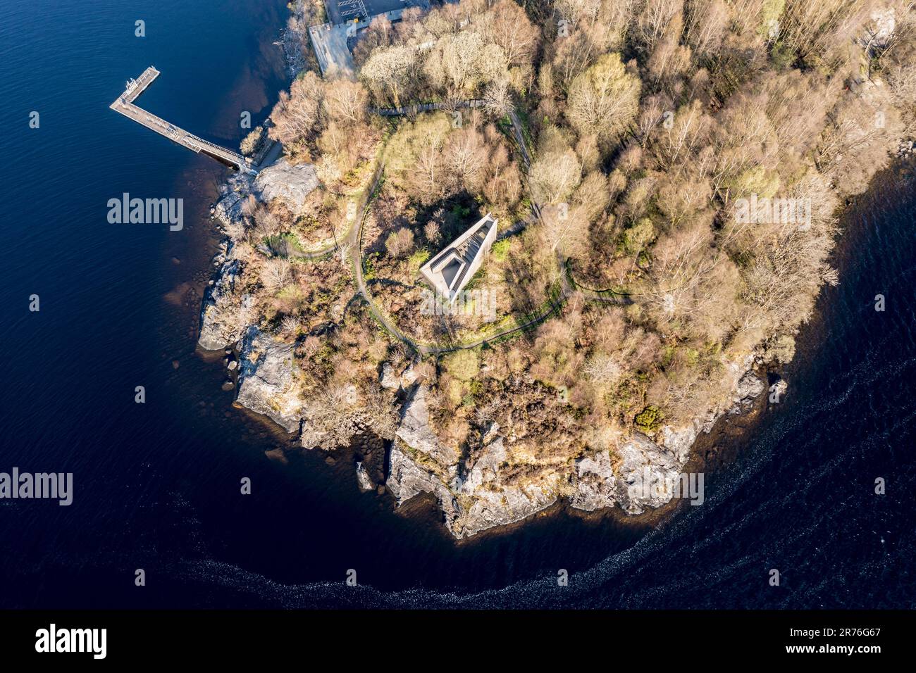 Vista aerea, punto di osservazione piramidale in legno sulla penisola di Inveruglas, Lago Lomond, Scozia. Foto Stock