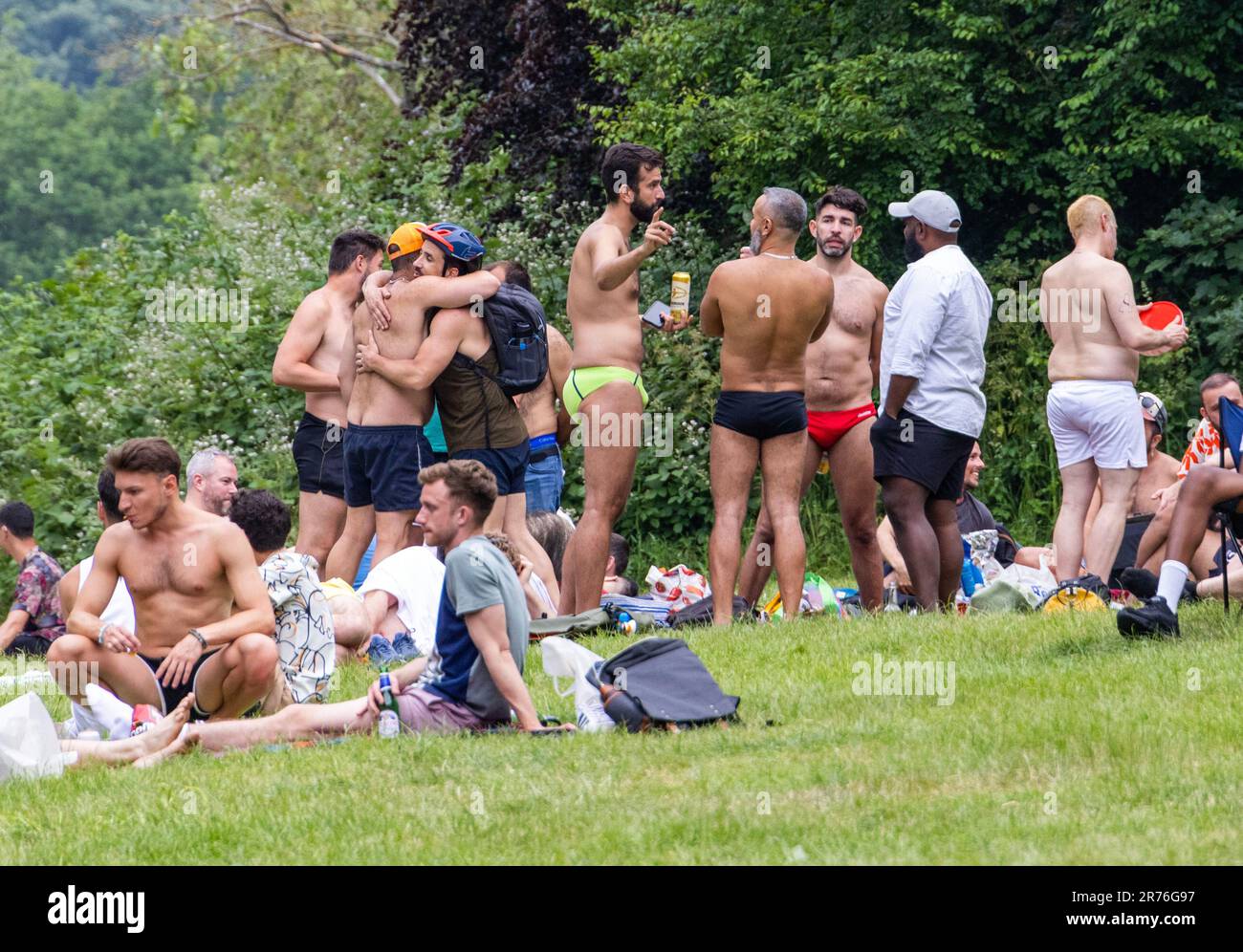 PIC show: Tempo caldo su Hampstead Heath Gay area solarium vicino al laghetto degli uomini godere l'onda di calore secondo Huff Post “The Men's Pond has an i Foto Stock