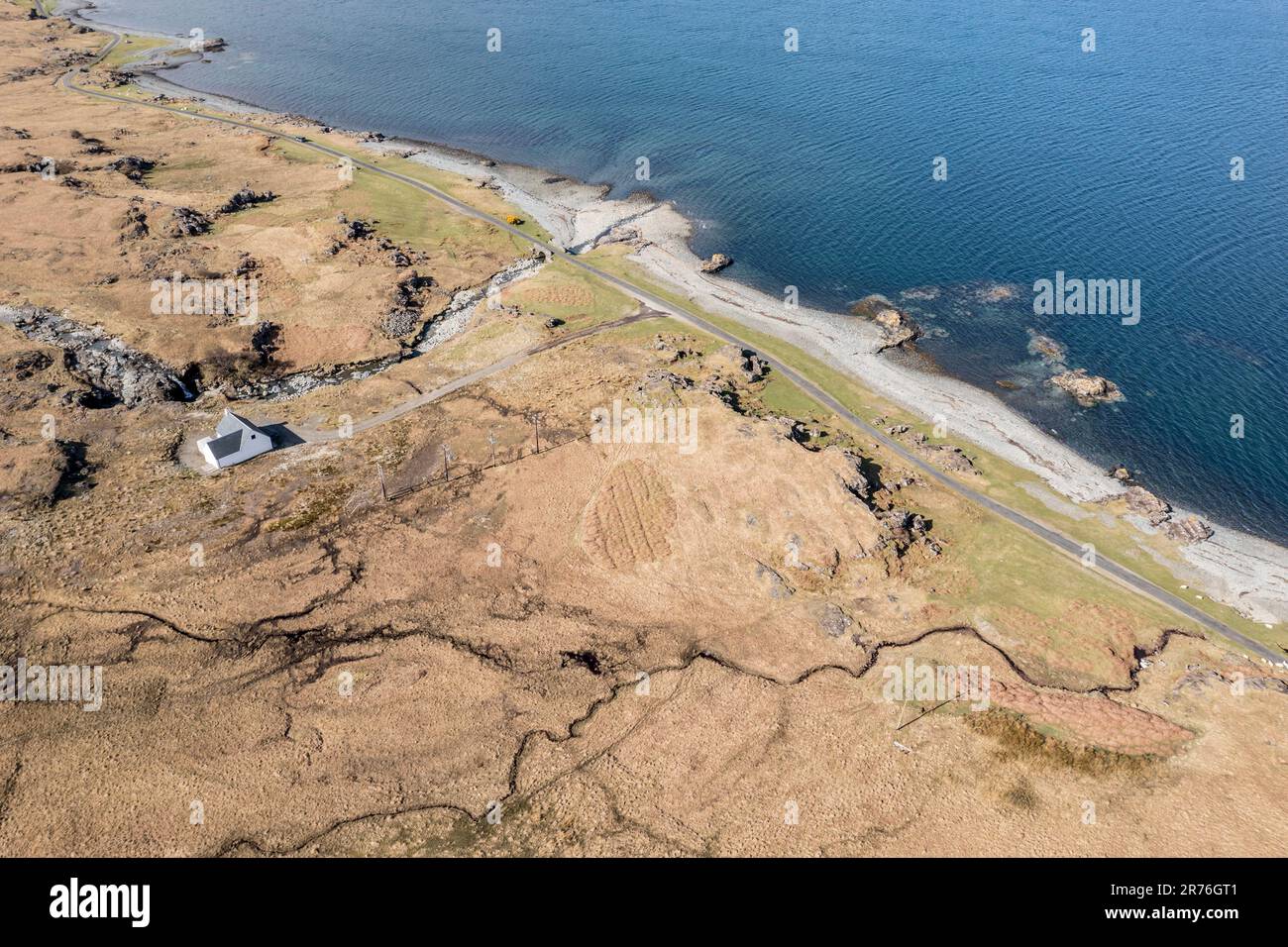 Vista aerea sulla costa di Loch na Keal, strada costiera e casa solitaria, Isola di Mull, Scozia, Regno Unito Foto Stock