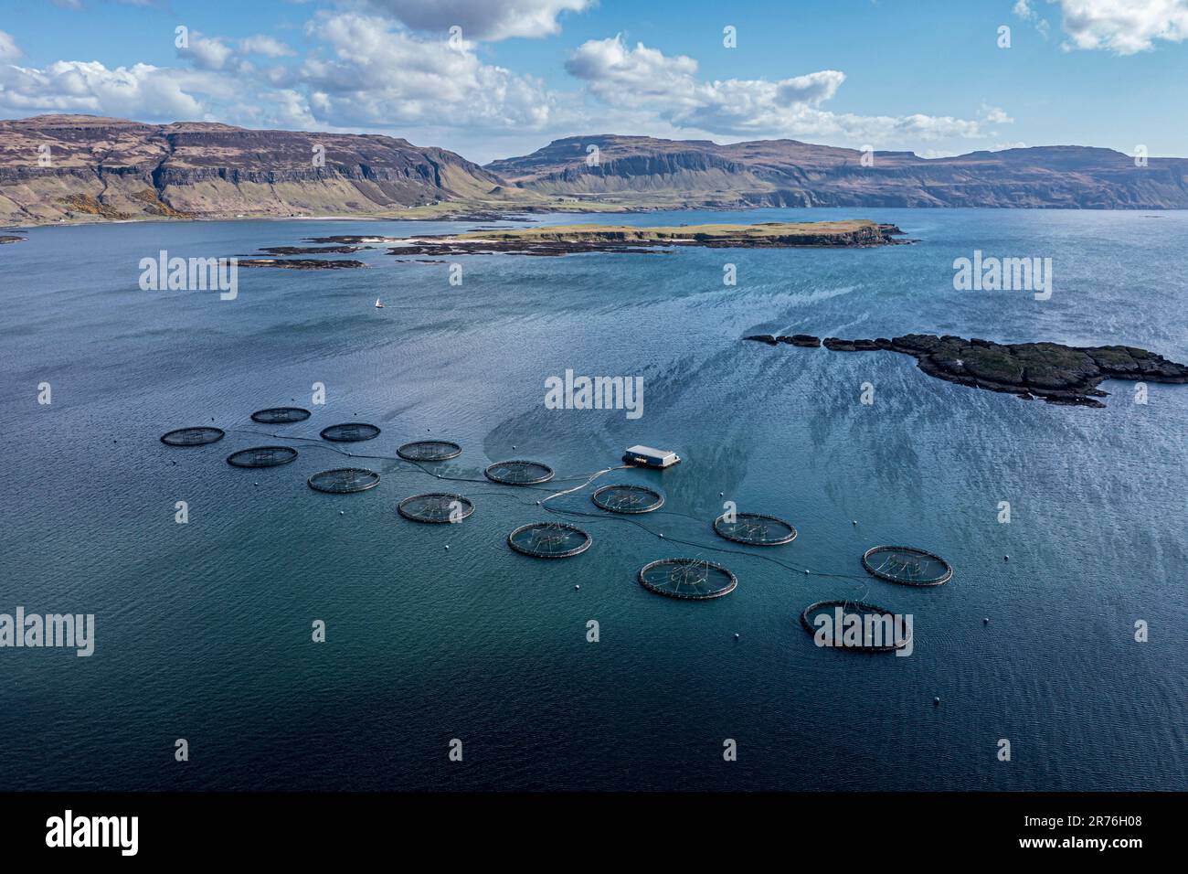 Gabbie galleggianti di una fattoria di salmone, mare tra l'isola di Ulva e l'isola di Mull, vista aerea, Scozia, Regno Unito Foto Stock