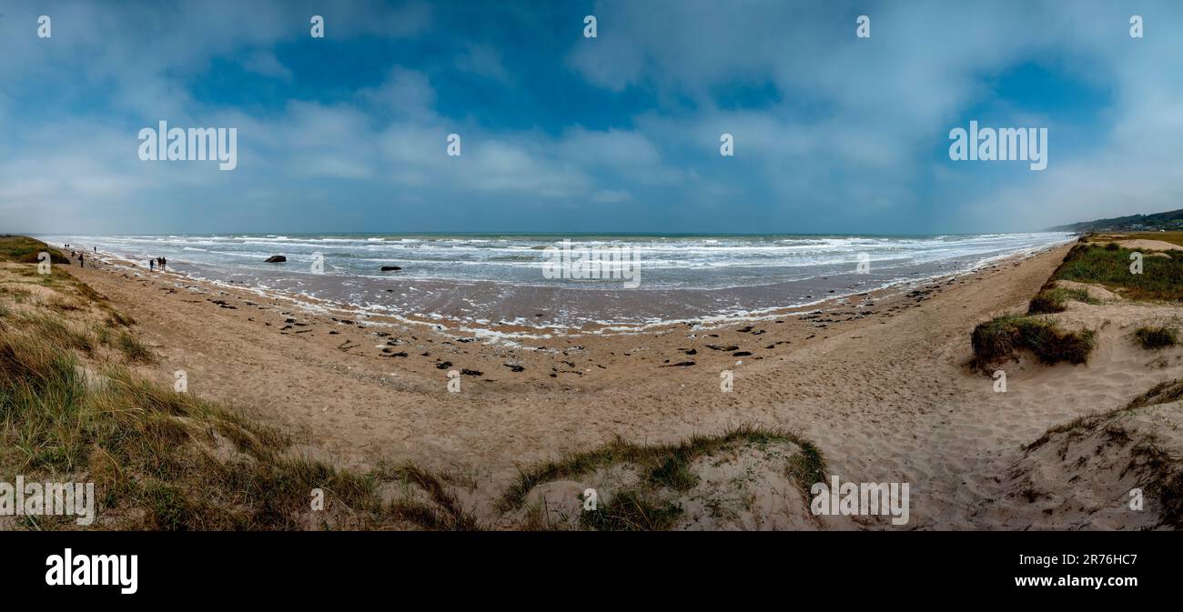 Omaha Beach Normandia Francia Giugno 2023 Omaha Beach Panorama usando 10 immagini cucite insieme. Omaha Beach è stato uno dei cinque settori di atterraggio spiaggia progettazione Foto Stock