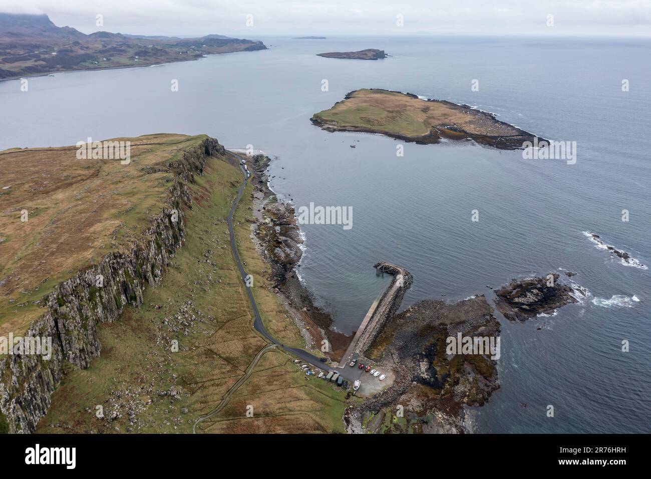 Veduta aerea dell'isola di Staffin e di una spiaggia di Corran, Isola di Skye, Scozia, Regno Unito Foto Stock