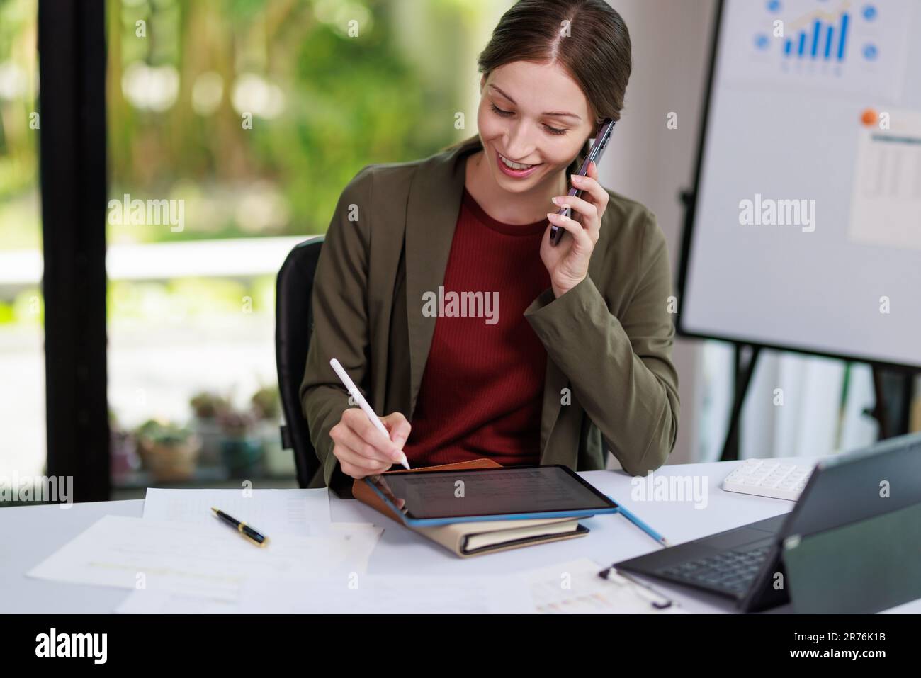 Concetto di business Office donna che lavora, Businesswoman sorriso mentre lavorando sul suo piano di invesment con l'analisi di documenti e di business investment gr Foto Stock