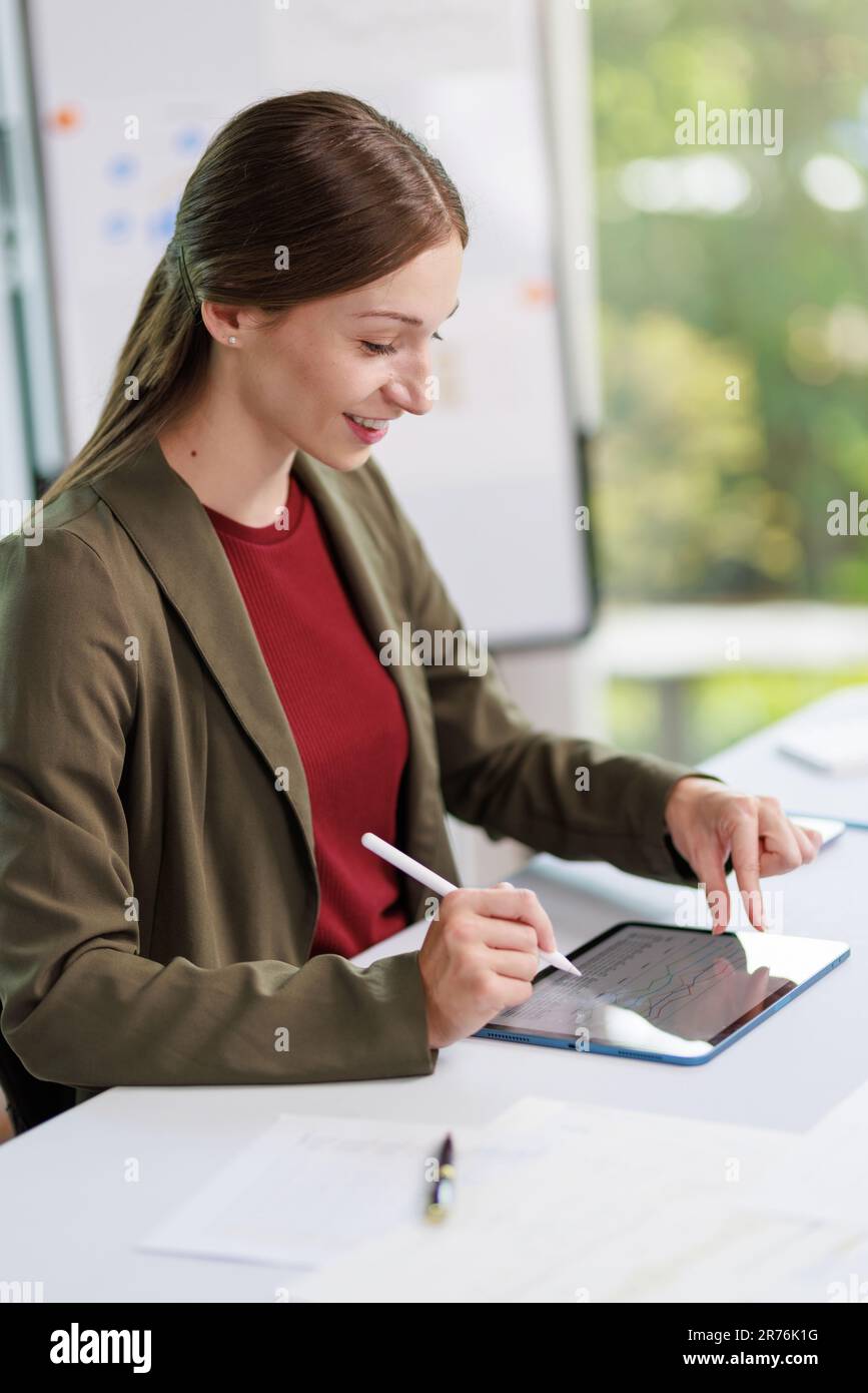Concetto di business Office donna che lavora, Businesswoman sorriso mentre lavorando sul suo piano di invesment con l'analisi di documenti e di business investment gr Foto Stock