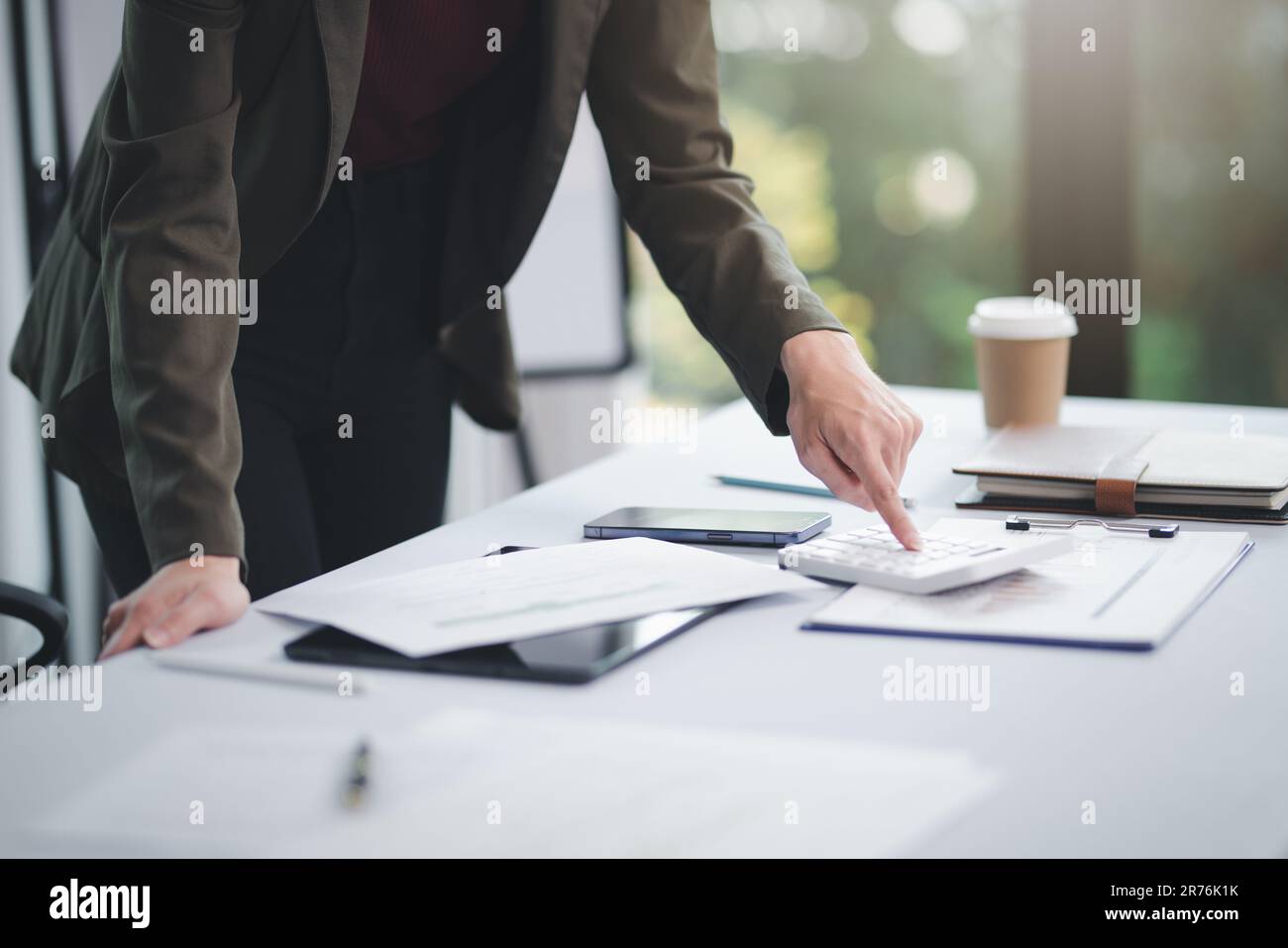 Concetto di business Office donna che lavora, Businesswoman sorriso mentre lavorando sul suo piano di invesment con l'analisi di documenti e di business investment gr Foto Stock