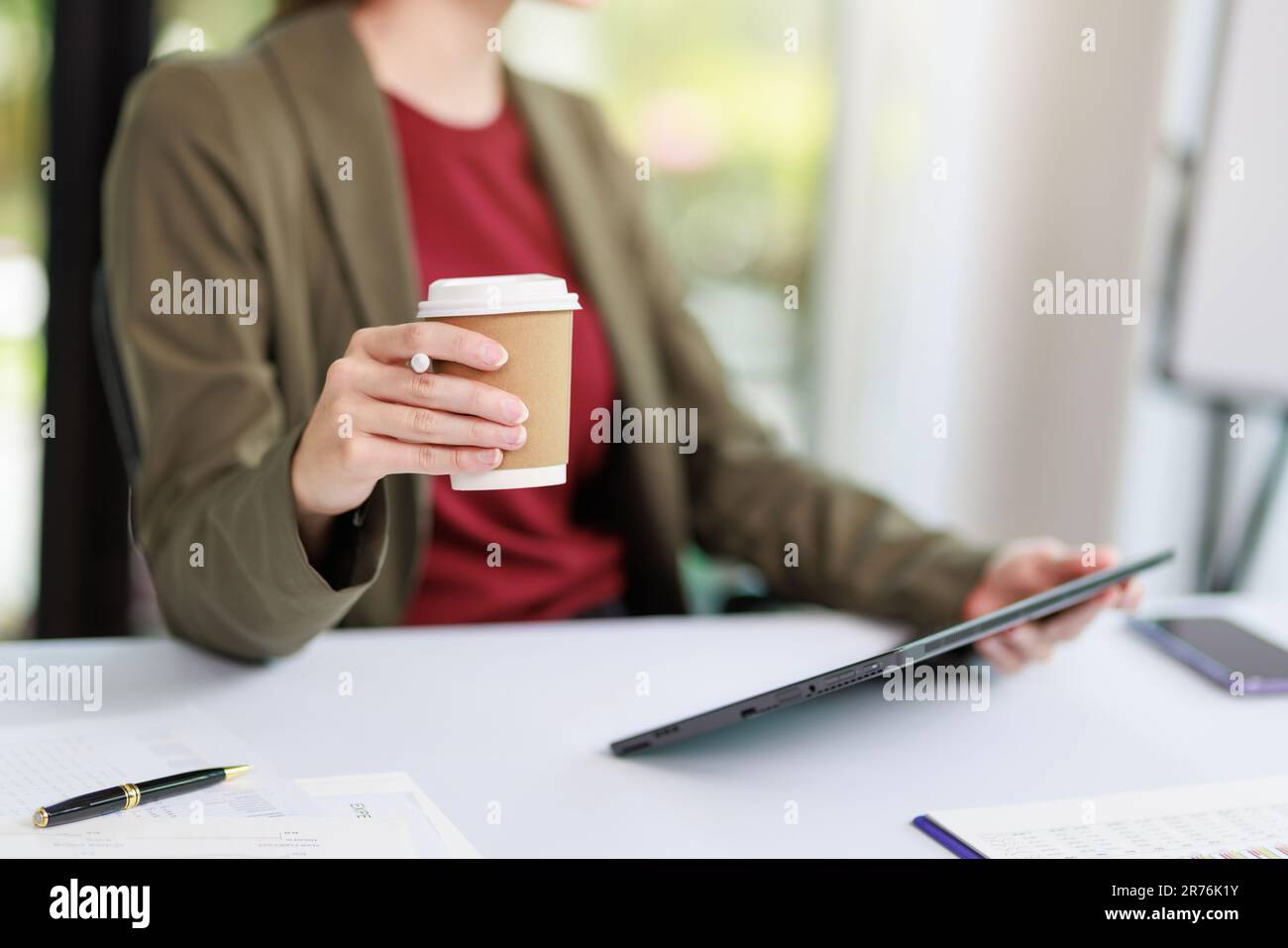 Concetto di business ufficio donna che lavora, Closeup businesswoman che controlla il suo piano di investimento con l'analisi documento e grafico di investimento aziendale da noi Foto Stock