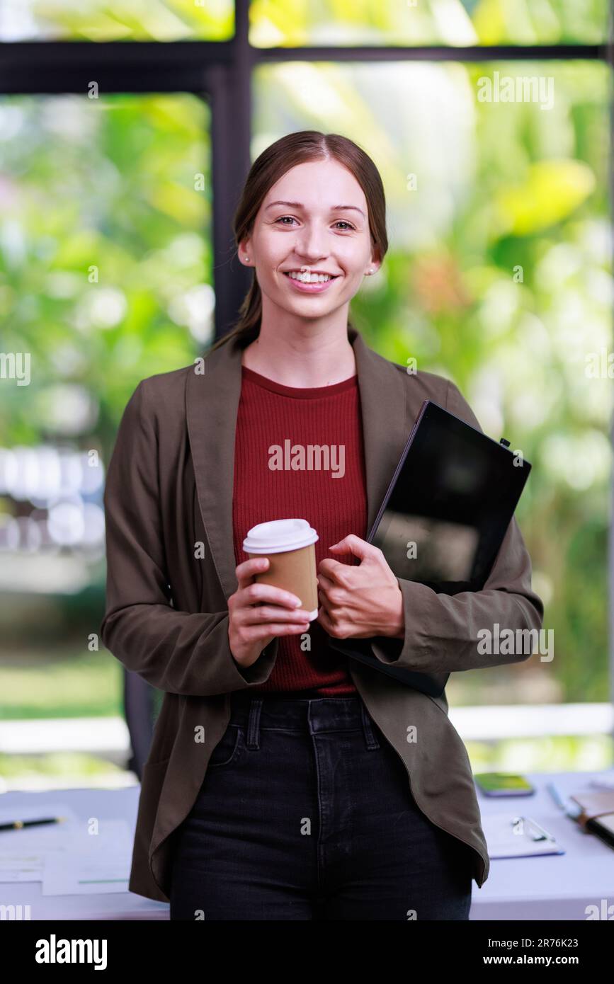 Concetto di business ufficio donna che lavora, Closeup businesswoman che controlla il suo piano di investimento con l'analisi documento e grafico di investimento aziendale da noi Foto Stock