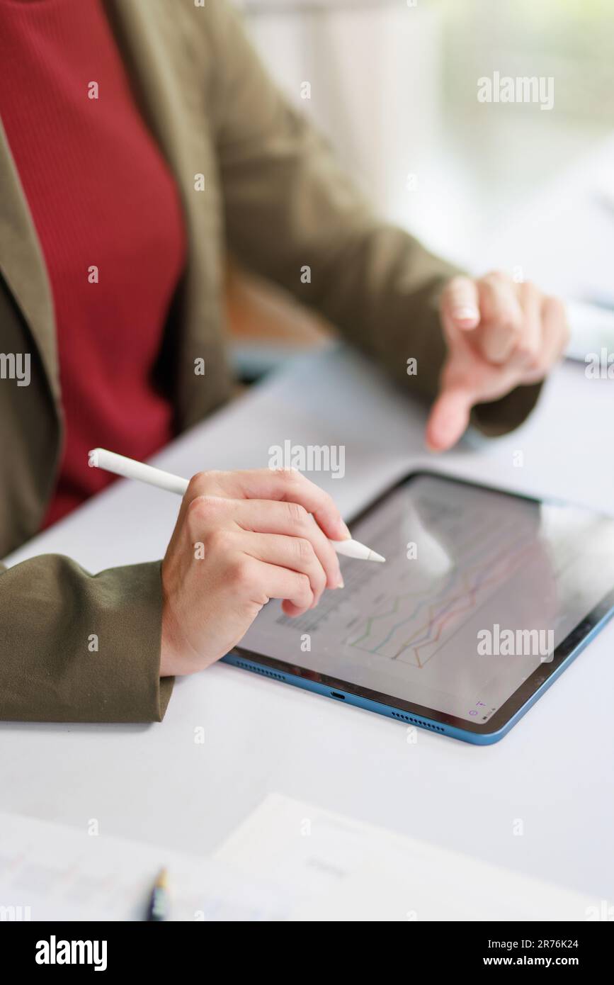 Concetto di business Office donna che lavora, Businesswoman sorriso mentre lavorando sul suo piano di invesment con l'analisi di documenti e di business investment gr Foto Stock