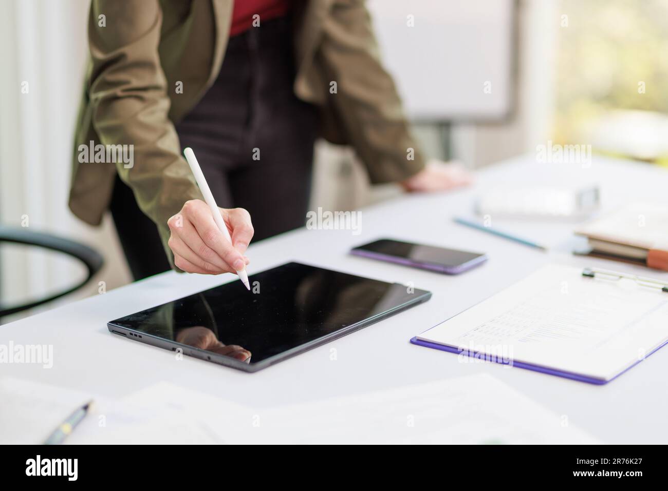 Concetto di business Office donna che lavora, Businesswoman sorriso mentre lavorando sul suo piano di invesment con l'analisi di documenti e di business investment gr Foto Stock