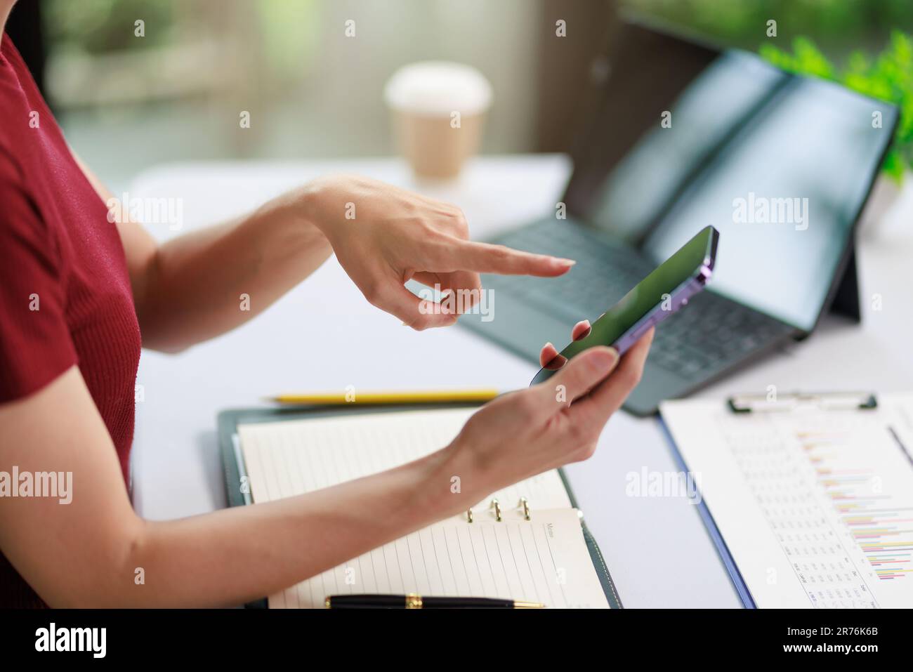 Concetto di business Office donna che lavora, Businesswoman sorriso mentre lavorando sul suo piano di invesment con l'analisi di documenti e di business investment gr Foto Stock