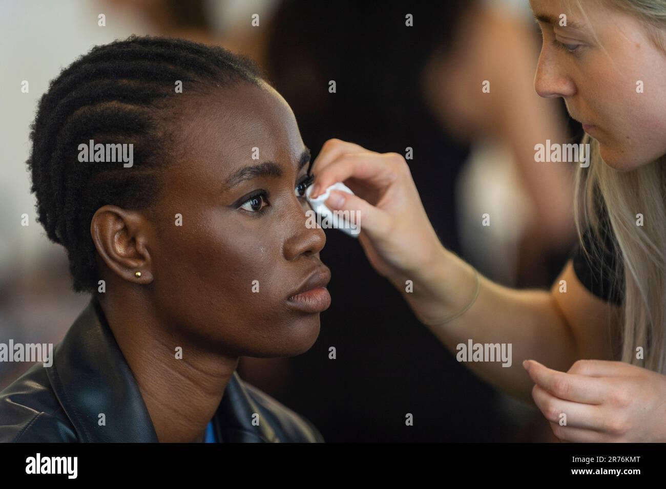 Londra, Regno Unito. 13 giugno 2023. Un modello in capelli e trucco in vista della loro sfilata di passerella al Graduate Fashion Week al Truman Brewery. L'evento premia la Classe di 2023 in 26 discipline di laurea in moda BA in sfilate di runway appositamente curate di talenti di design di alto livello provenienti da tutto il Regno Unito e si svolge fino al 15 giugno. Credit: Stephen Chung / Alamy Live News Foto Stock