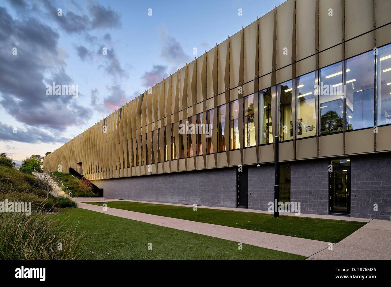 Elevazione a nord con lame di metallo e motivo a onde gravitazionali sulla facciata. Australian National University Research School of Physics, Canberra, Au Foto Stock