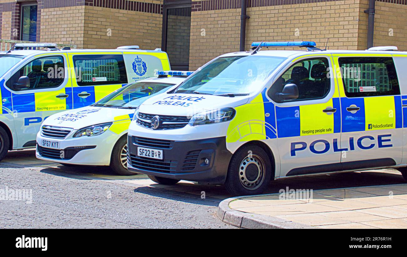 'polizia auto furgoni in parcheggio ; ot fuori dalla stazione in partick Foto Stock 'polizia auto furgoni in parcheggio ; ot fuori dalla stazione in partick Foto Stock