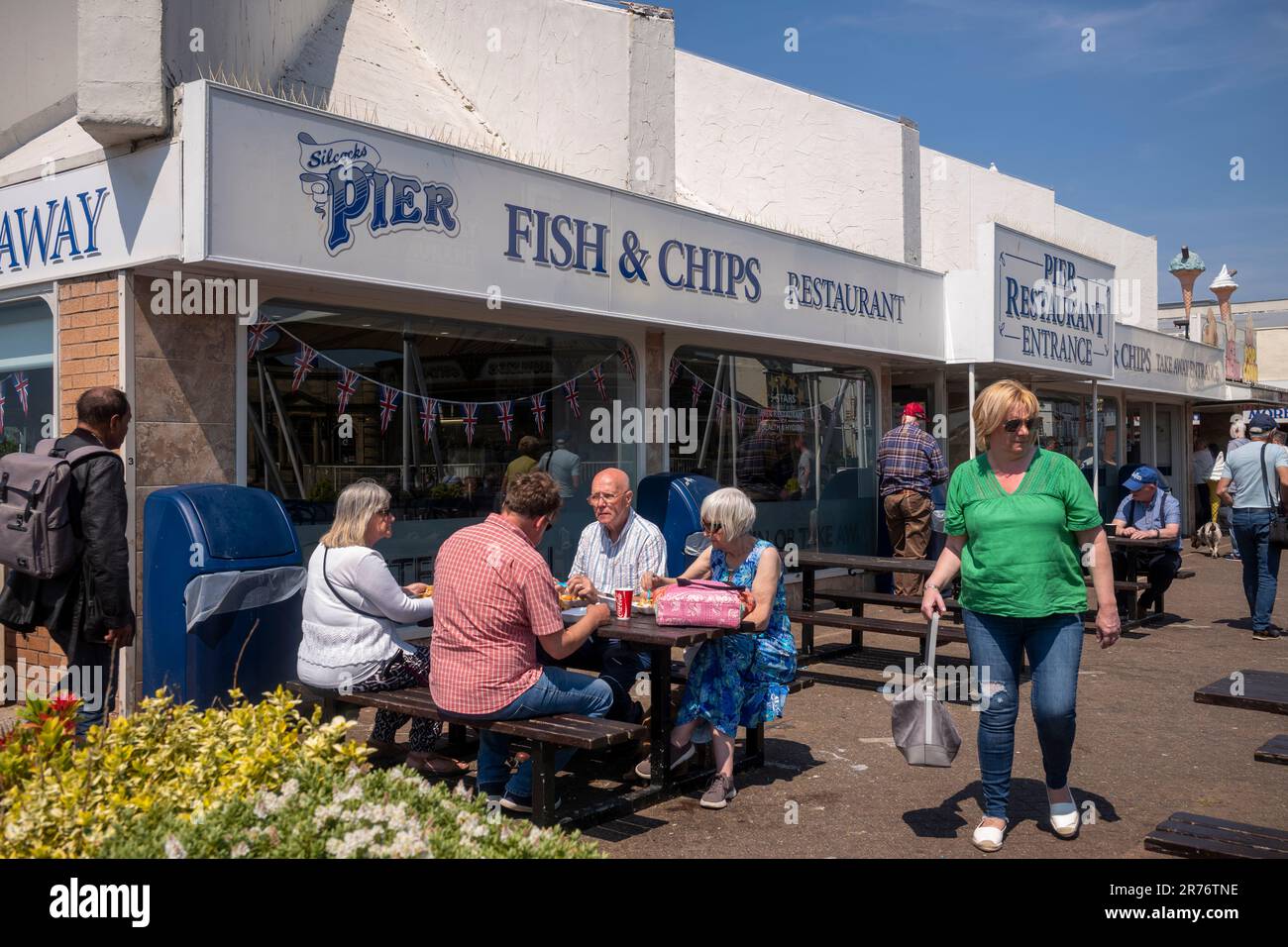 Southport, Merseyside, in una giornata calda e soleggiata. Persone che mangiano pesce e patatine fritte. Foto Stock