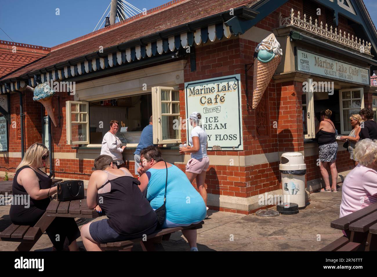 Southport, Merseyside, in una giornata calda e soleggiata. Foto Stock