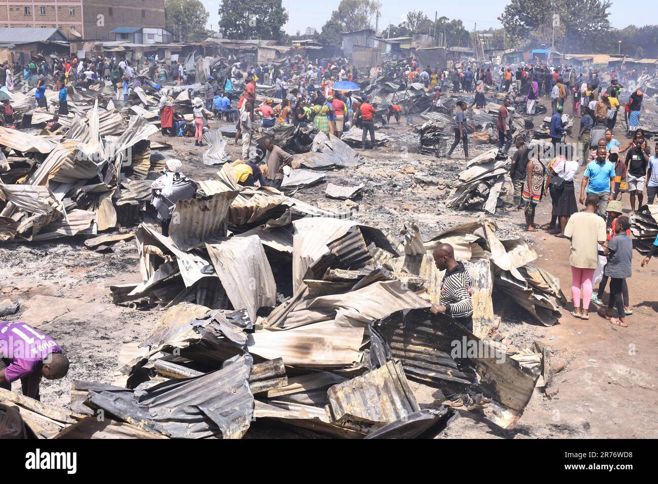 I commercianti si riuniscono al mercato all'aperto di Toi a Nairobi per valutare i danni dopo che un inferno ha rasato al suolo il mercato. I commercianti hanno perso le merci stimate il valore di milioni nel fuoco di cui la causa deve ancora essere stabilita. Foto Stock