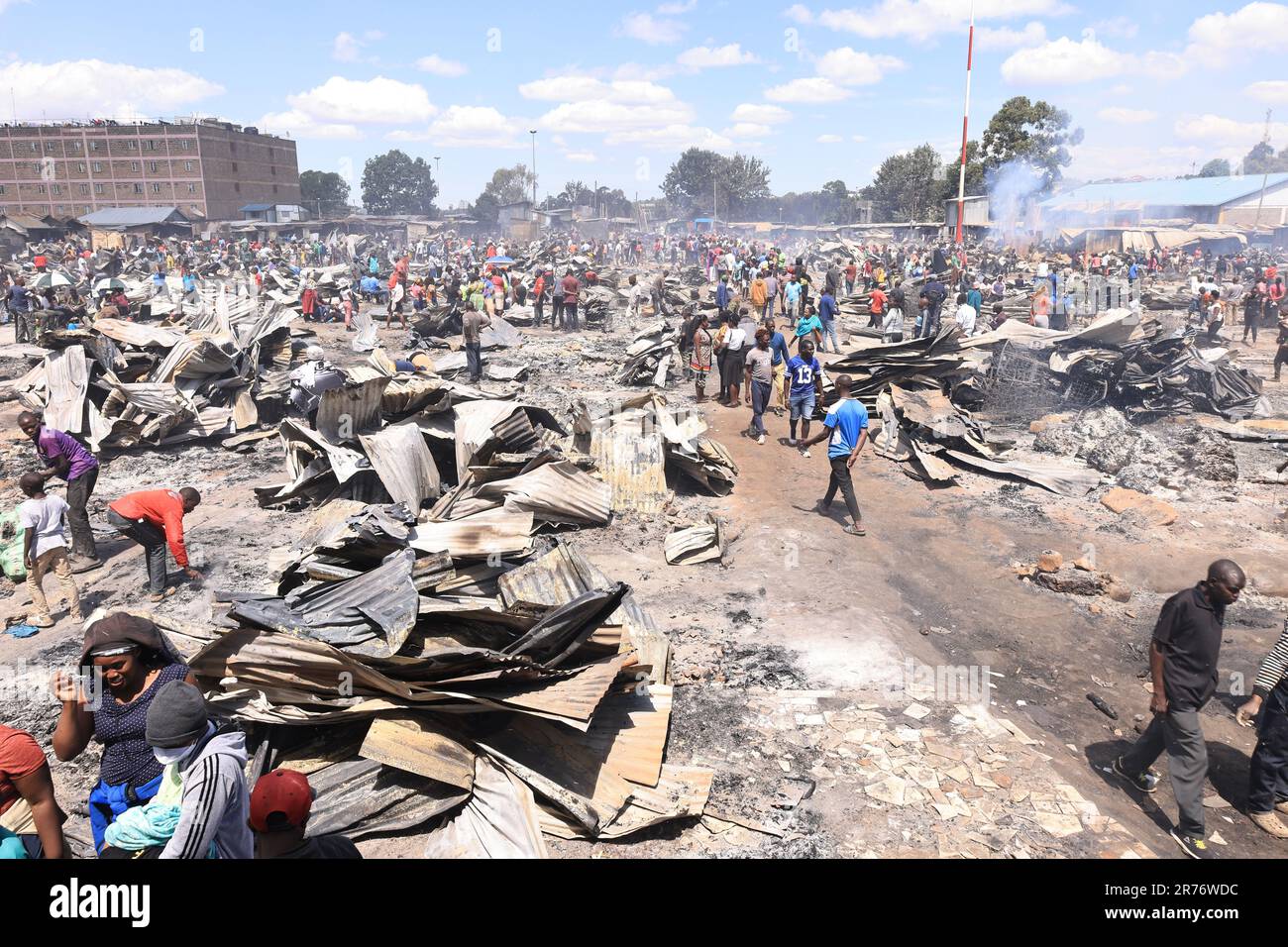 I commercianti si riuniscono al mercato all'aperto di Toi a Nairobi per valutare i danni dopo che un inferno ha rasato al suolo il mercato. I commercianti hanno perso le merci stimate il valore di milioni nel fuoco di cui la causa deve ancora essere stabilita. Foto Stock