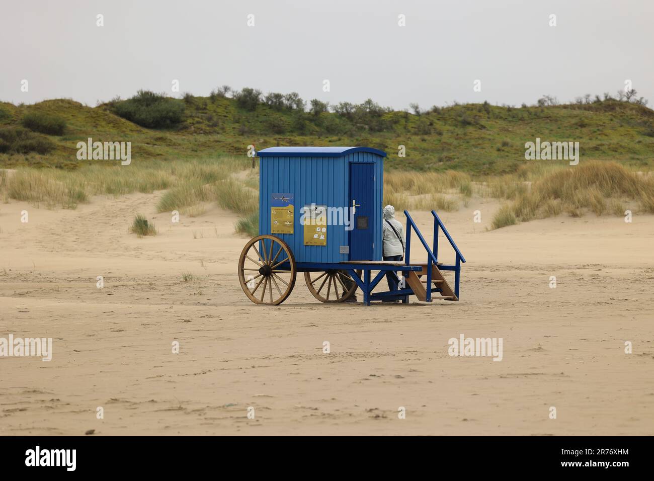 Beach cart sulla spiaggia dell'isola di Borkum sulla costa del Mare del Nord Foto Stock