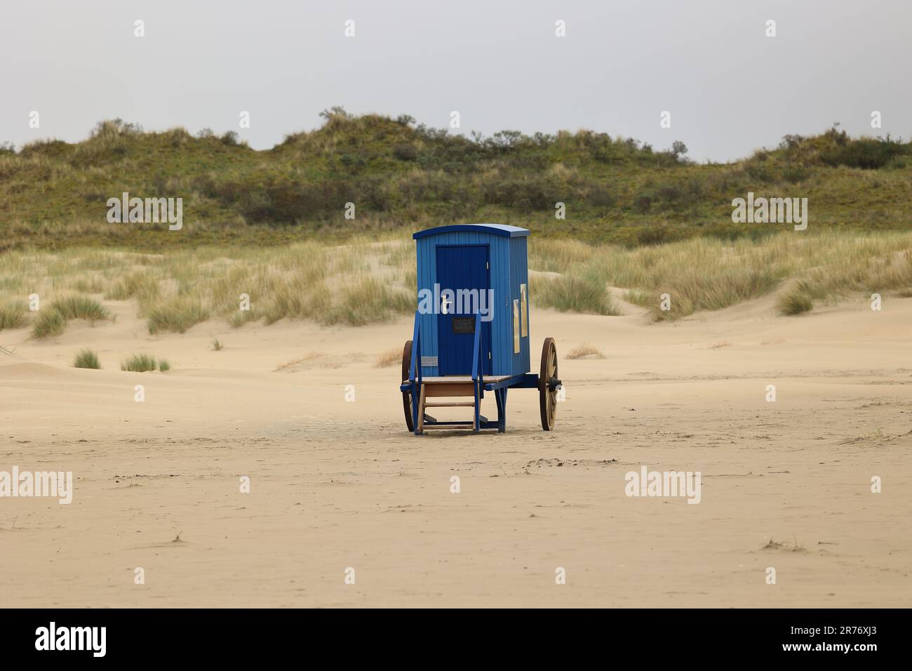 Beach cart sulla spiaggia dell'isola di Borkum sulla costa del Mare del Nord Foto Stock