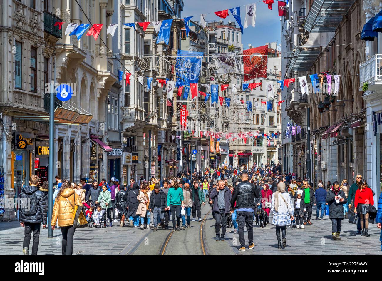 Via pedonale Istiklal (İstiklal Caddesi), Beyoglu, Istanbul, Turchia Foto Stock