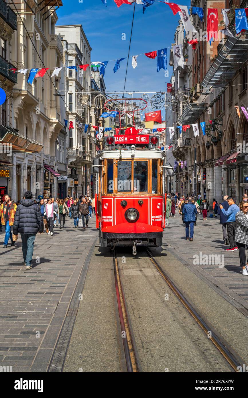 Tram nostalgico di Istanbul, strada pedonale Istiklal Avenue (İstiklal Caddesi), Beyoglu, Istanbul, Turchia Foto Stock