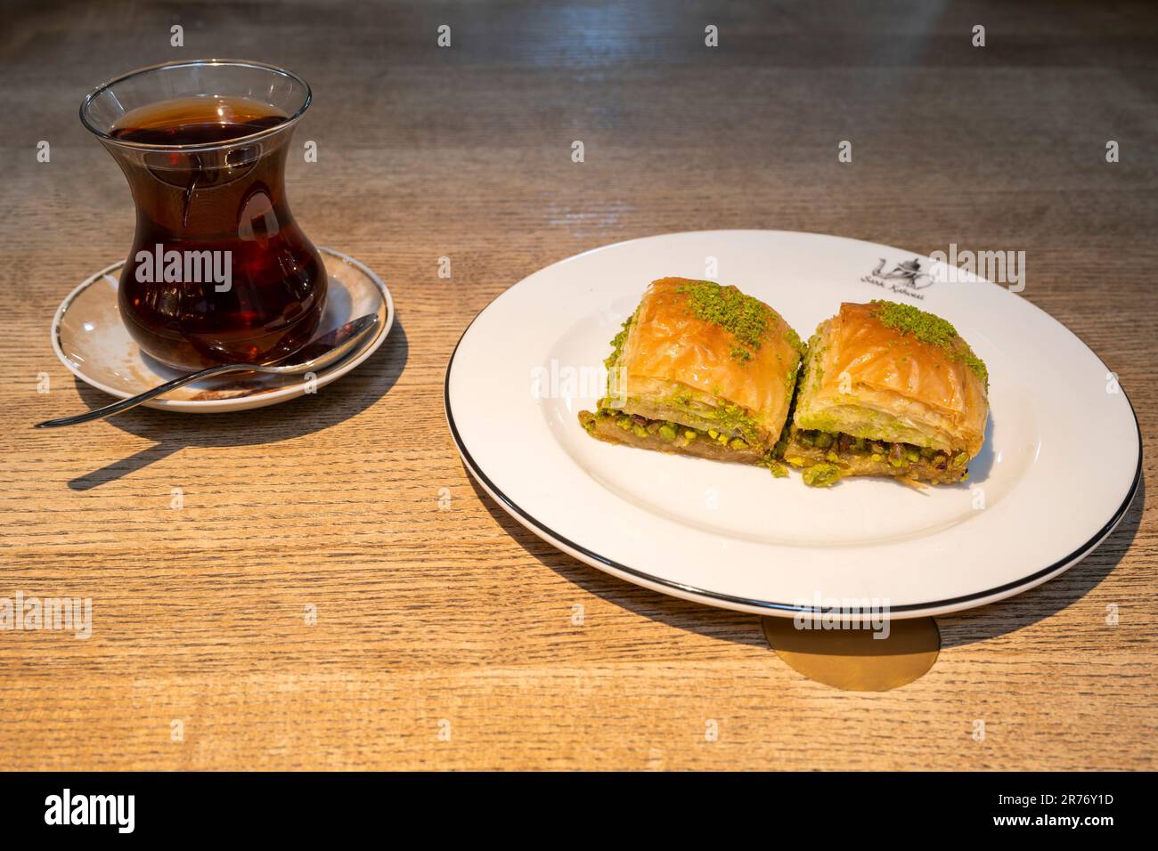 Bicchiere di tè turco e dessert al pistacchio con pasta di baklava, Istanbul, Turchia Foto Stock