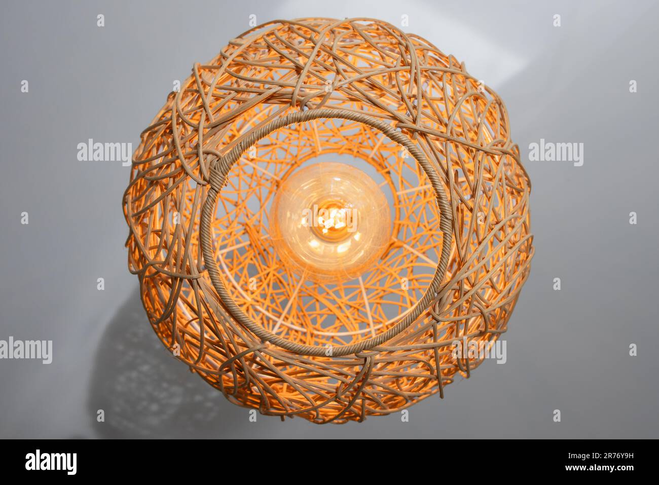 Lampadario moderno con paralume di paglia a forma di sfera, vista dal basso, foto ravvicinata Foto Stock